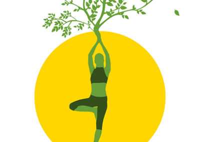 afbeelding bij agenda yogales amersfoort nieuwland boom met wortels waarvan de stam een vrouw in yogapose is. groen met een gele maan als achtergrond.