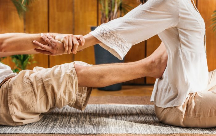 yoga massage amersfoort conja hopman foto van 2 personen met kleding aan in een yoga houding