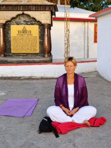 Conja Hopman Amersfoort in lotushouding in India aan het mediteren. Illustratie bij thema meditaties